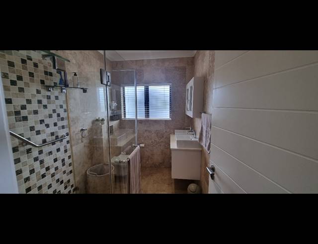 6 BEDROOM HOUSE FOR SALE IN IZINGA ESTATE